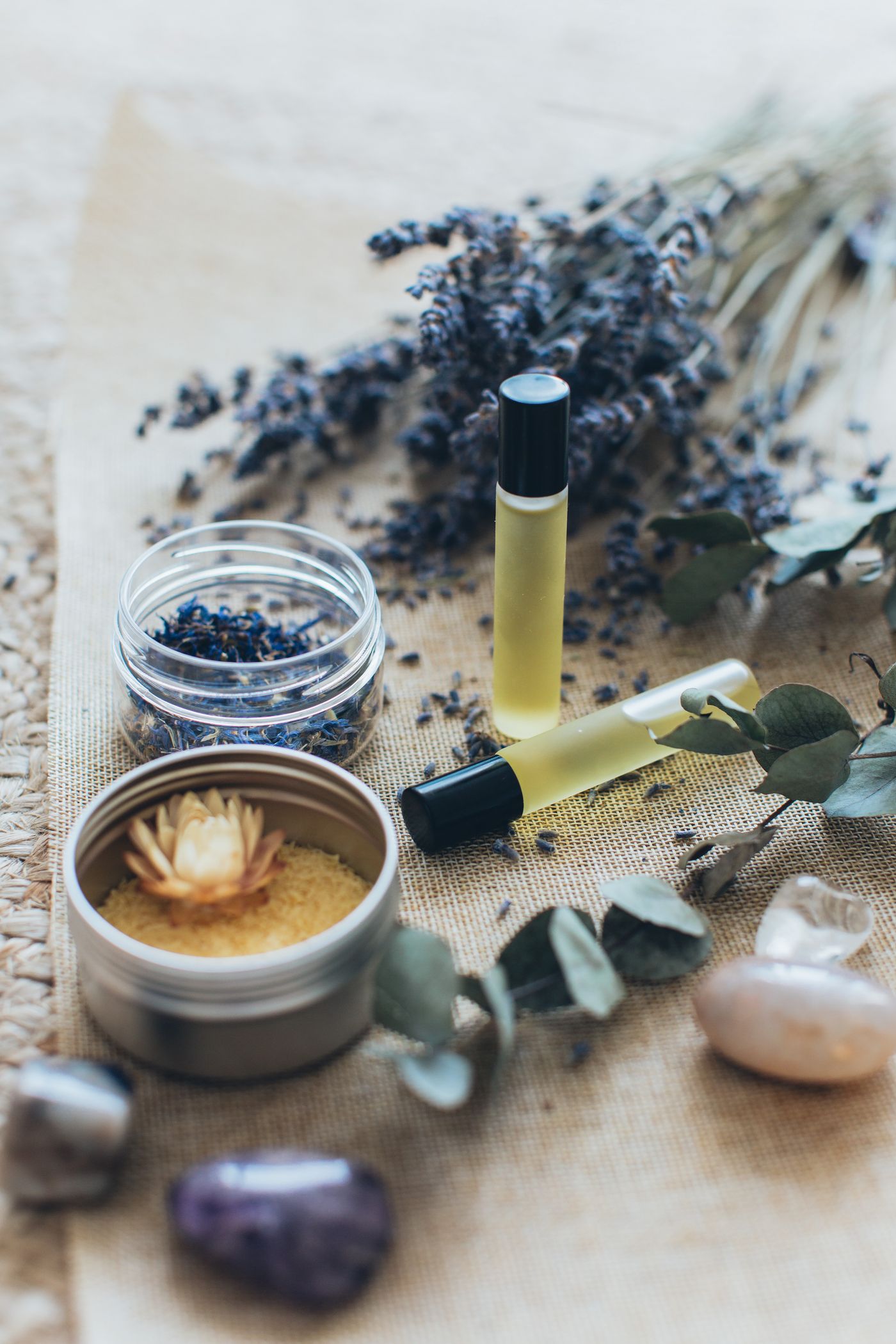 Aceites de aromaterapia, lavanda y cuarzos sobre lino natural