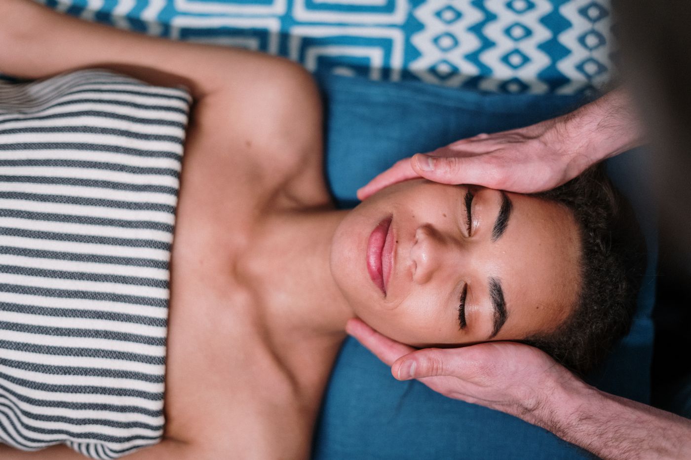 Masaje de cabeza y cuello a una persona recostada