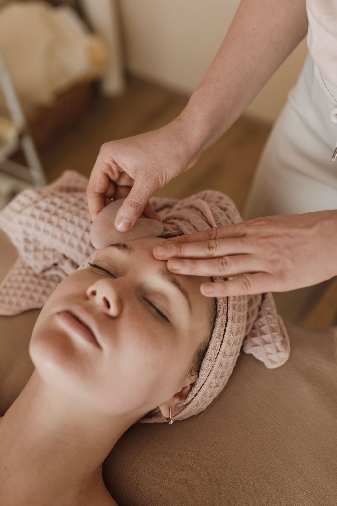 Tratamiento facial con gua sha de cuarzo rosa